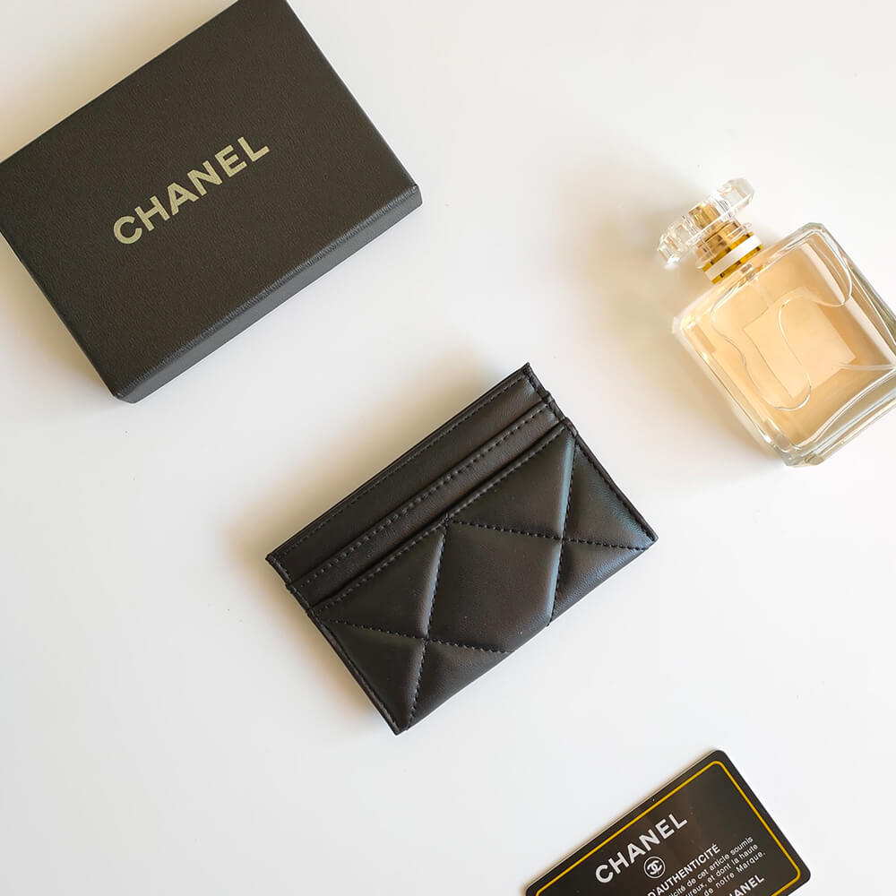 Ch*el 19 card holder