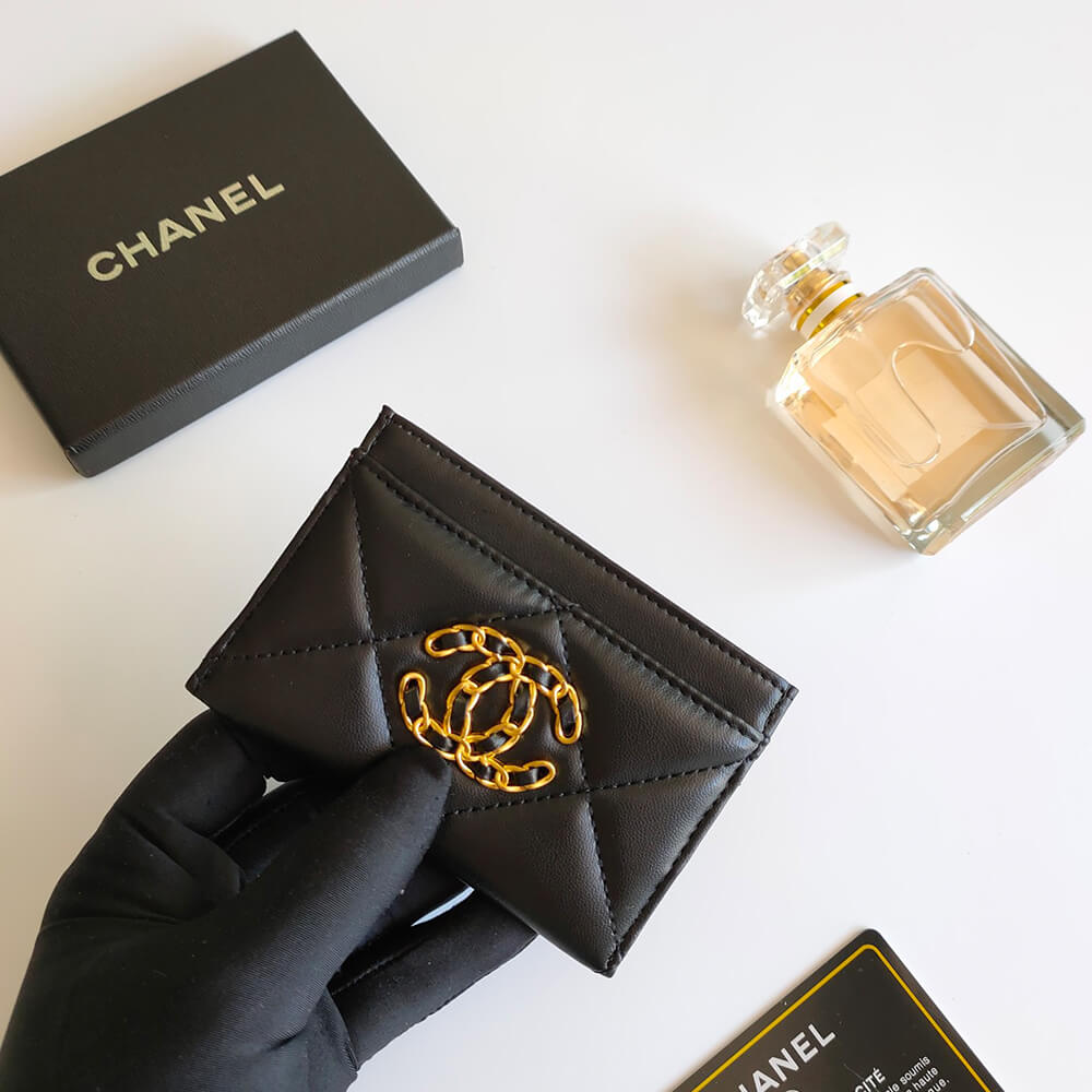Ch*el 19 card holder
