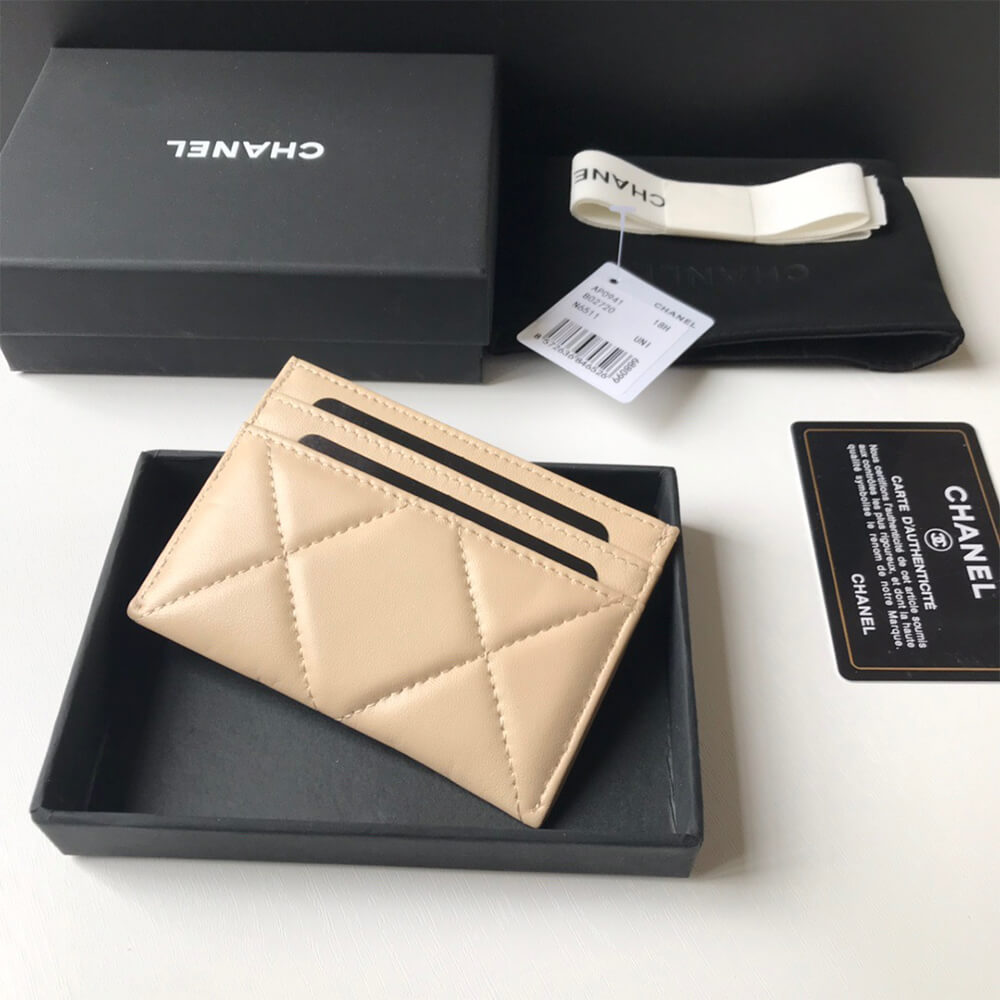 Ch*el 19 card holder