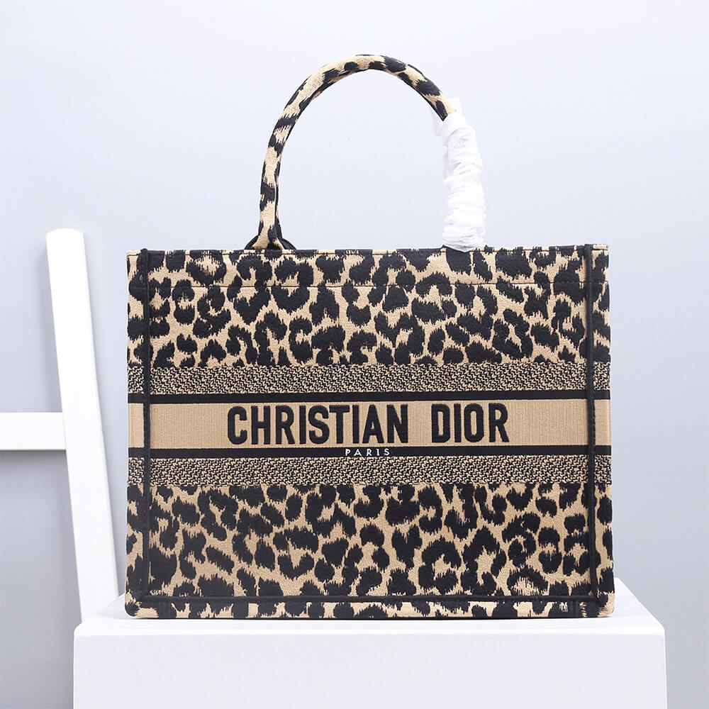 medium D*or book tote