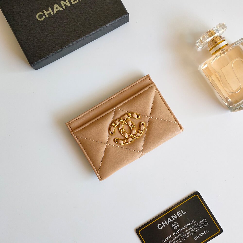 Ch*el 19 card holder