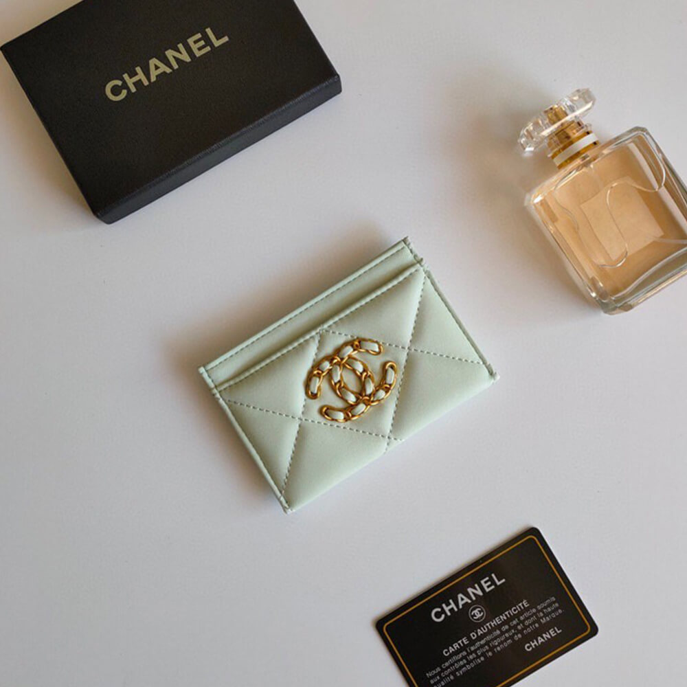 Ch*el 19 card holder