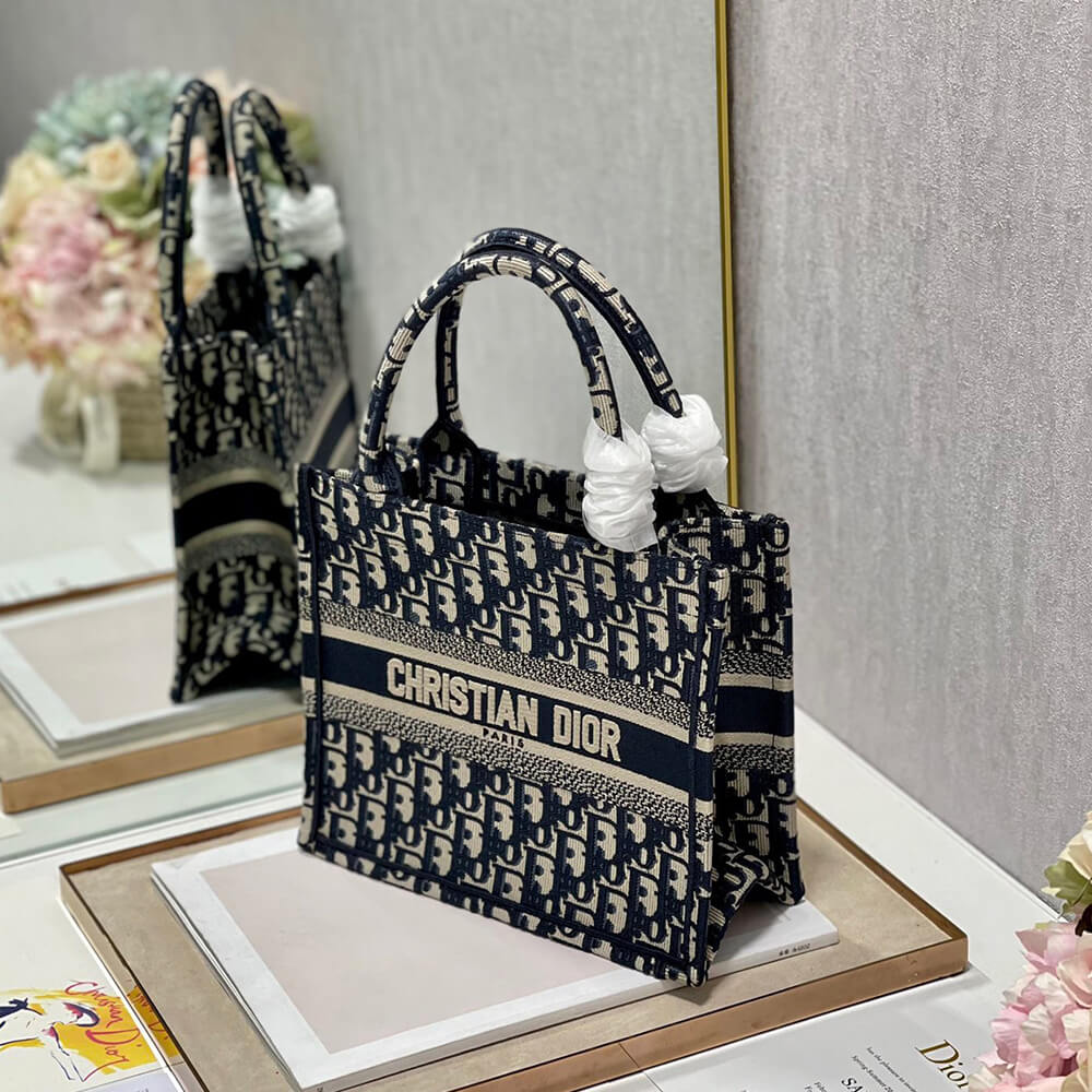 small D*or book tote