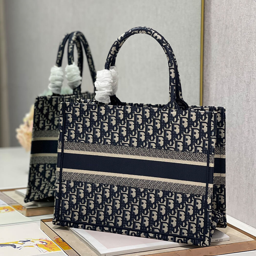 medium D*or book tote