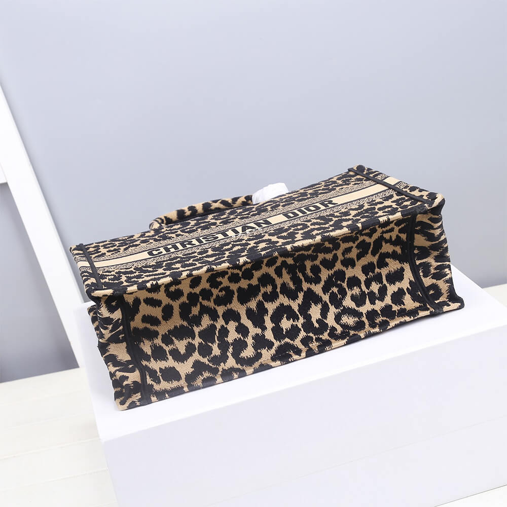 medium D*or book tote