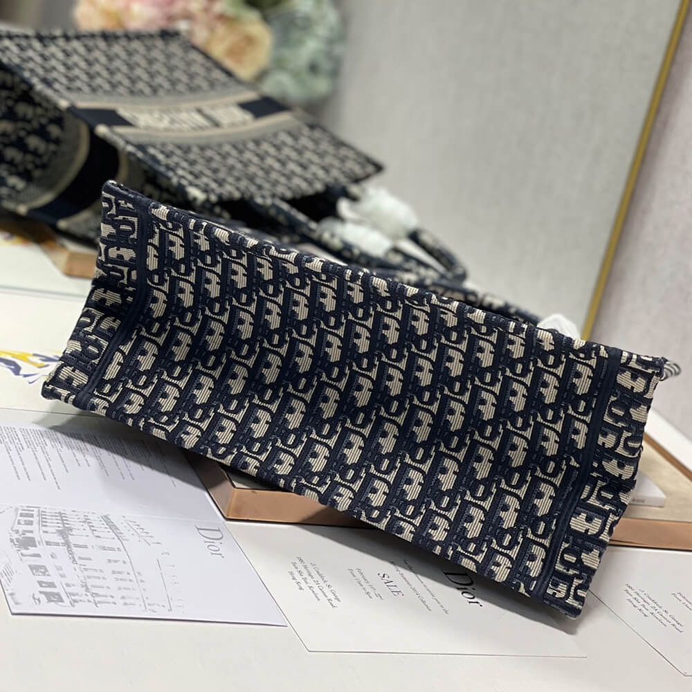 medium D*or book tote