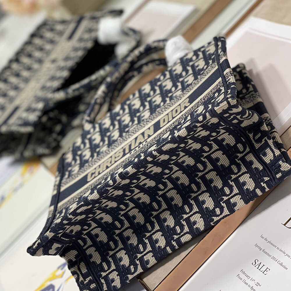 small D*or book tote