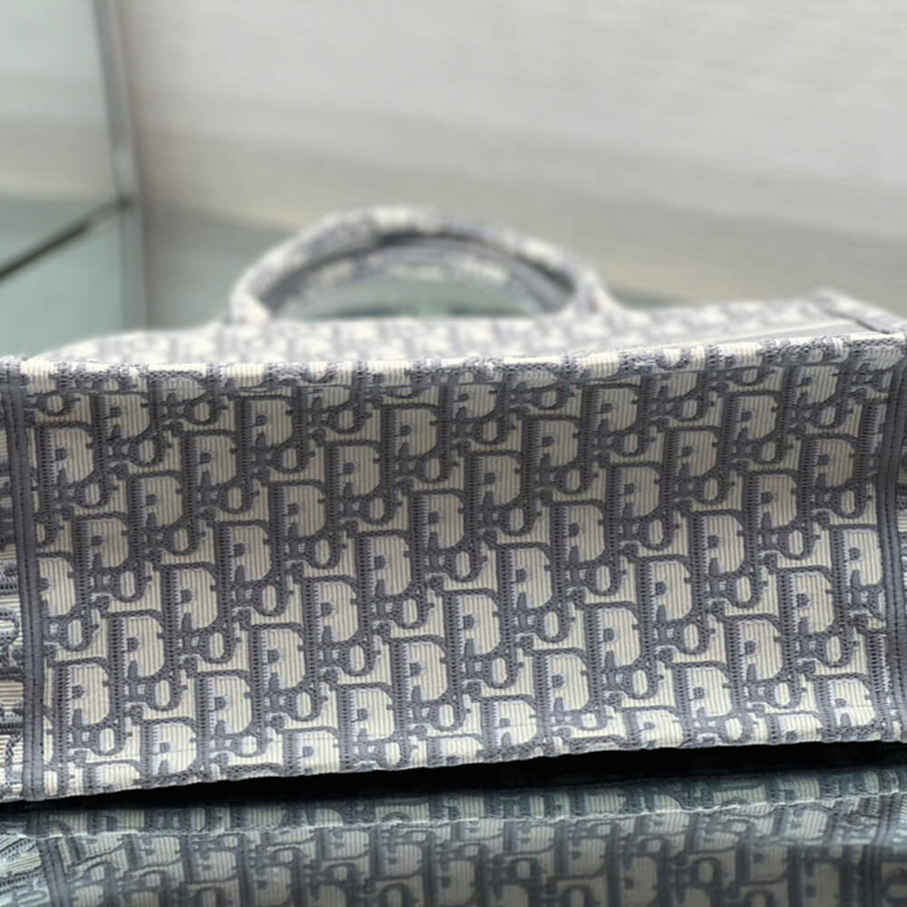 medium D*or book tote