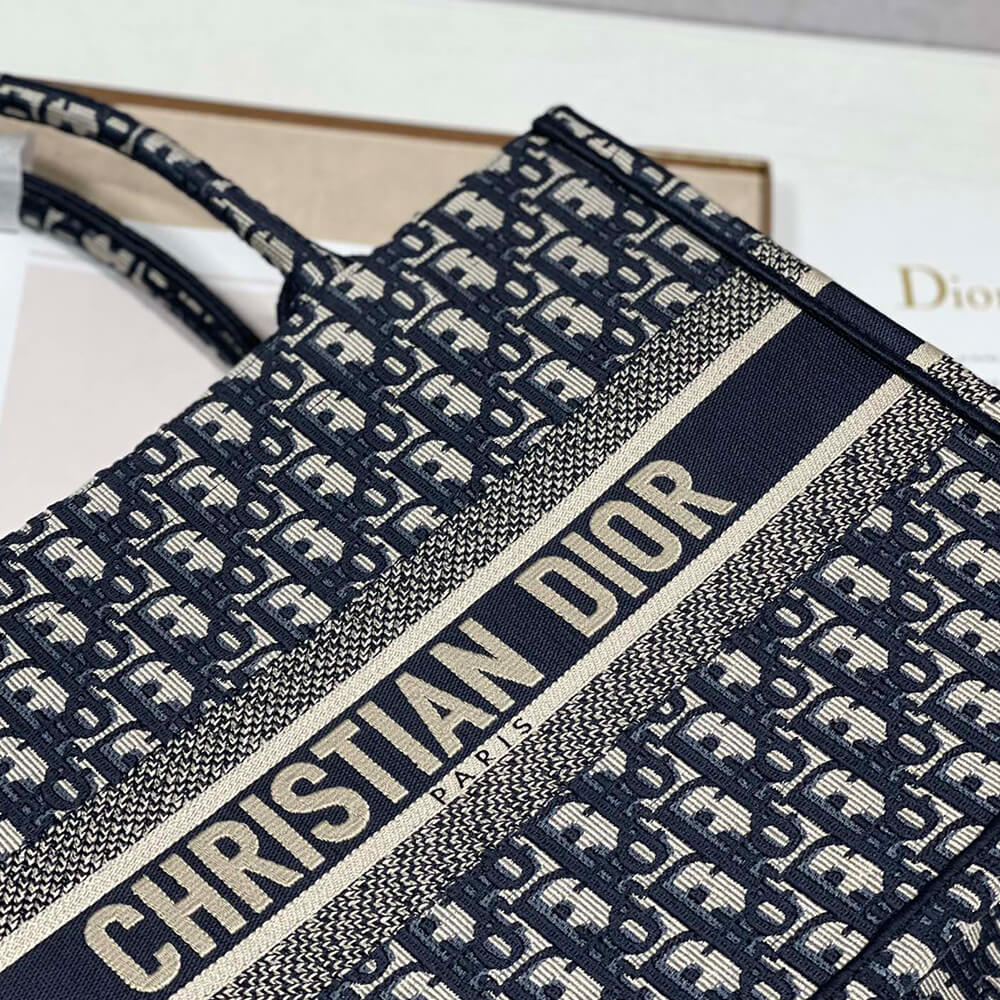 medium D*or book tote