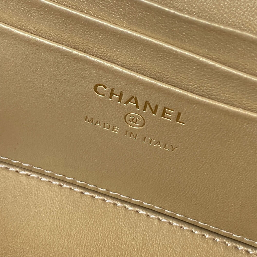Ch*el vanity with chain