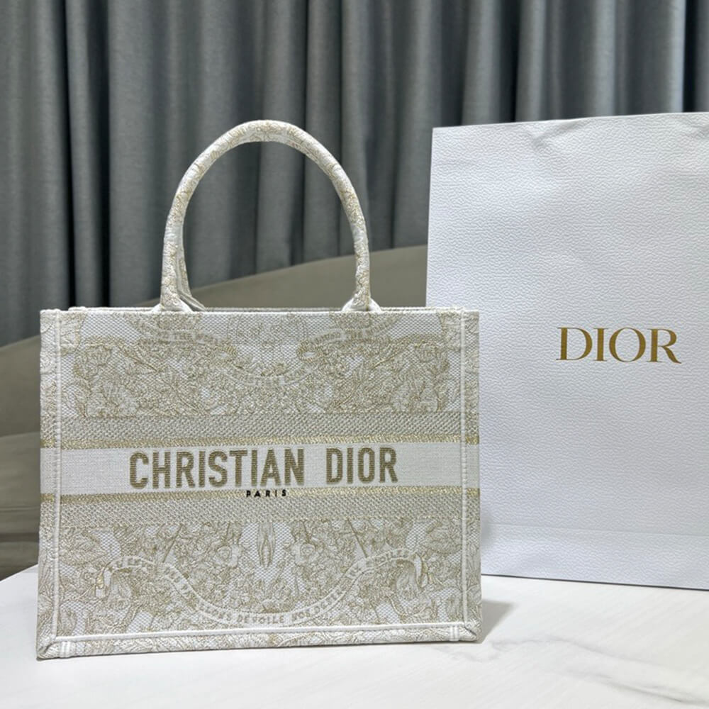 medium D*or book tote