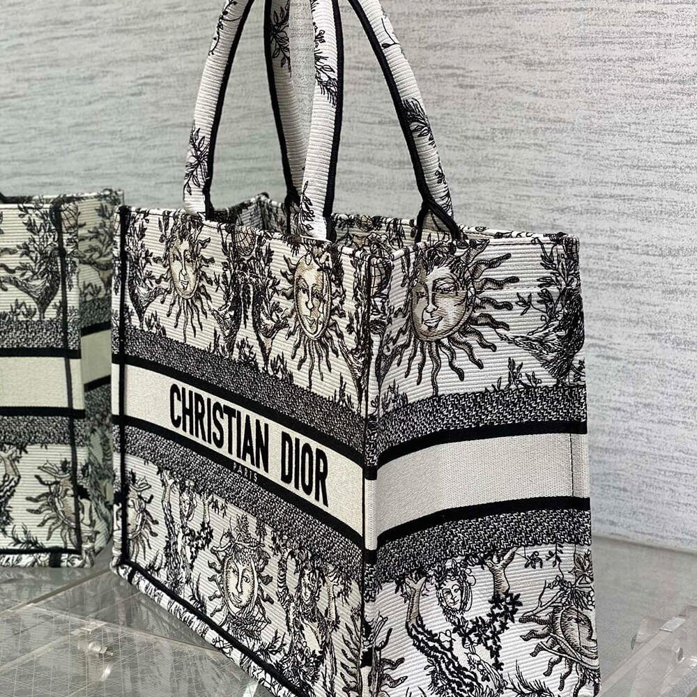 medium D*or book tote