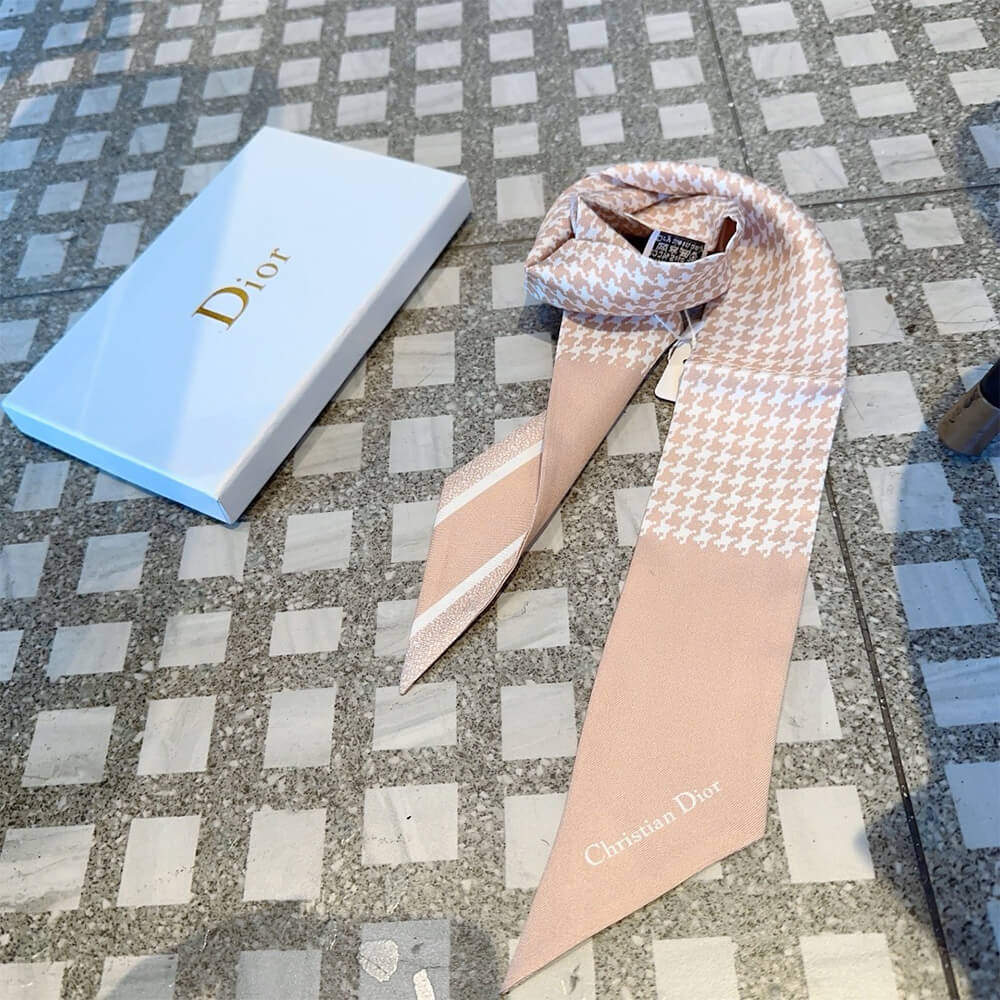 30 Montaigne Mitzah Scarf