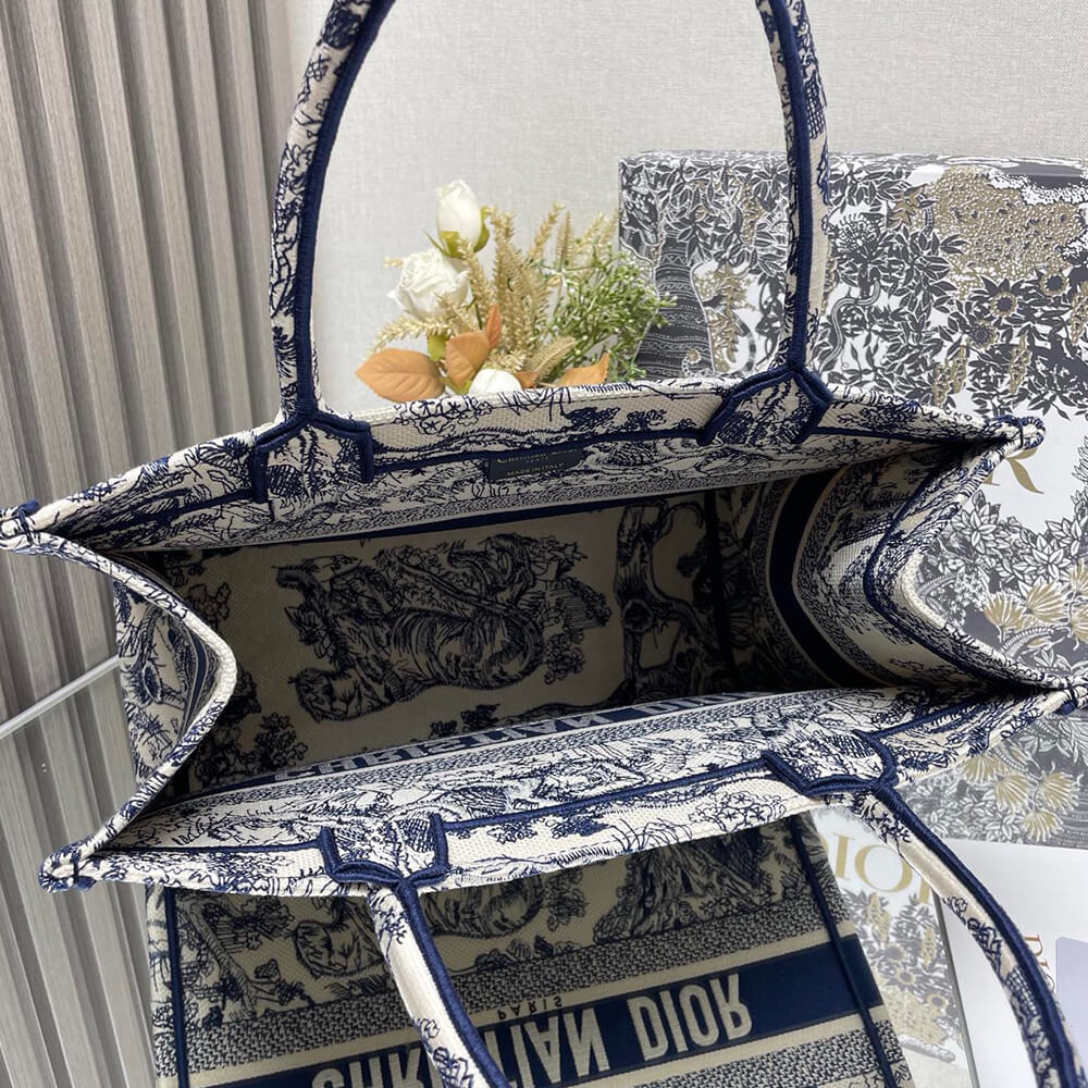 D*or medium D*or book tote