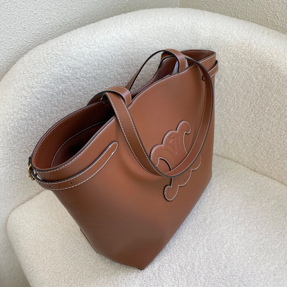 Ce**e medium cabas anais cuir triomphe in grained calfskin
