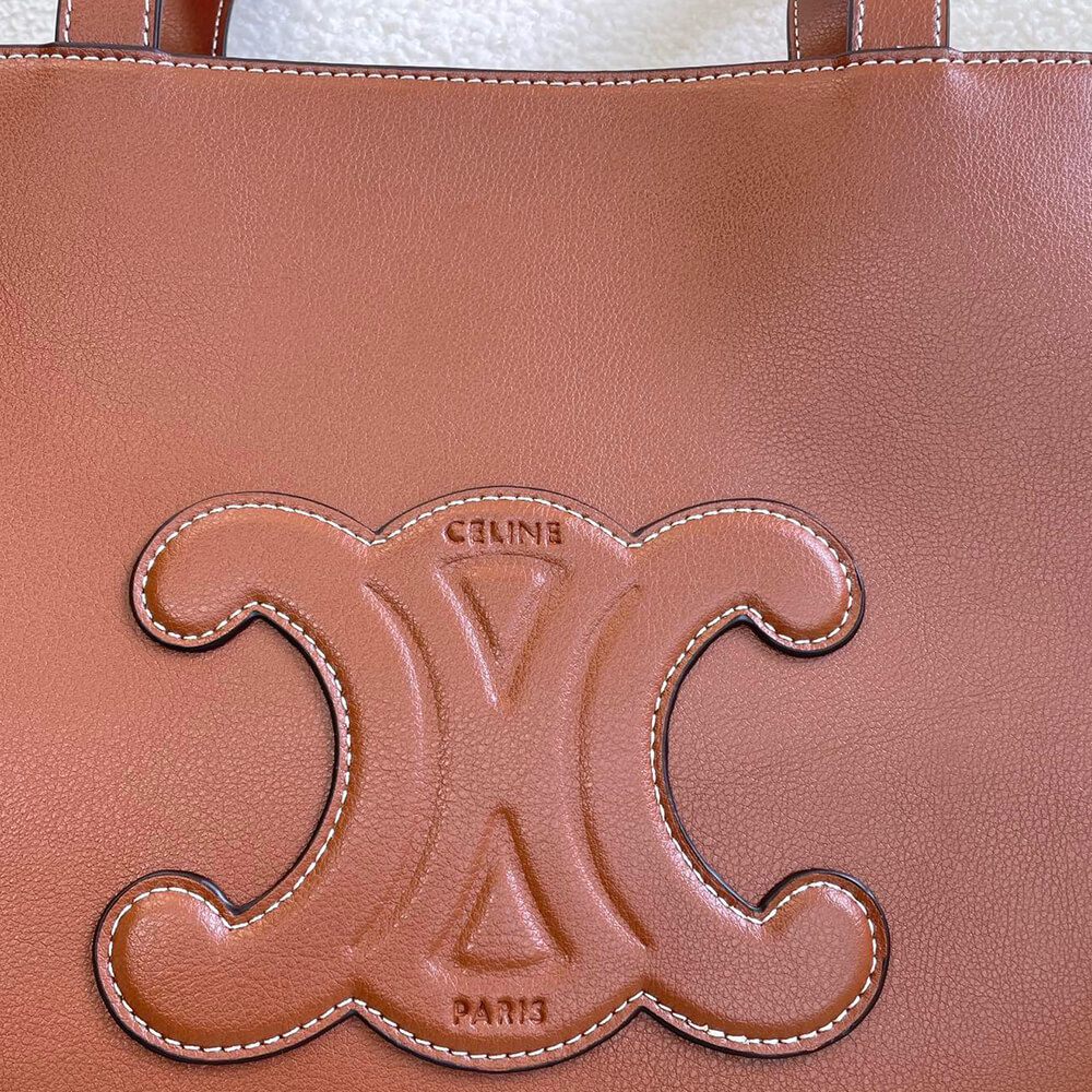 Ce**e medium cabas anais cuir triomphe in grained calfskin