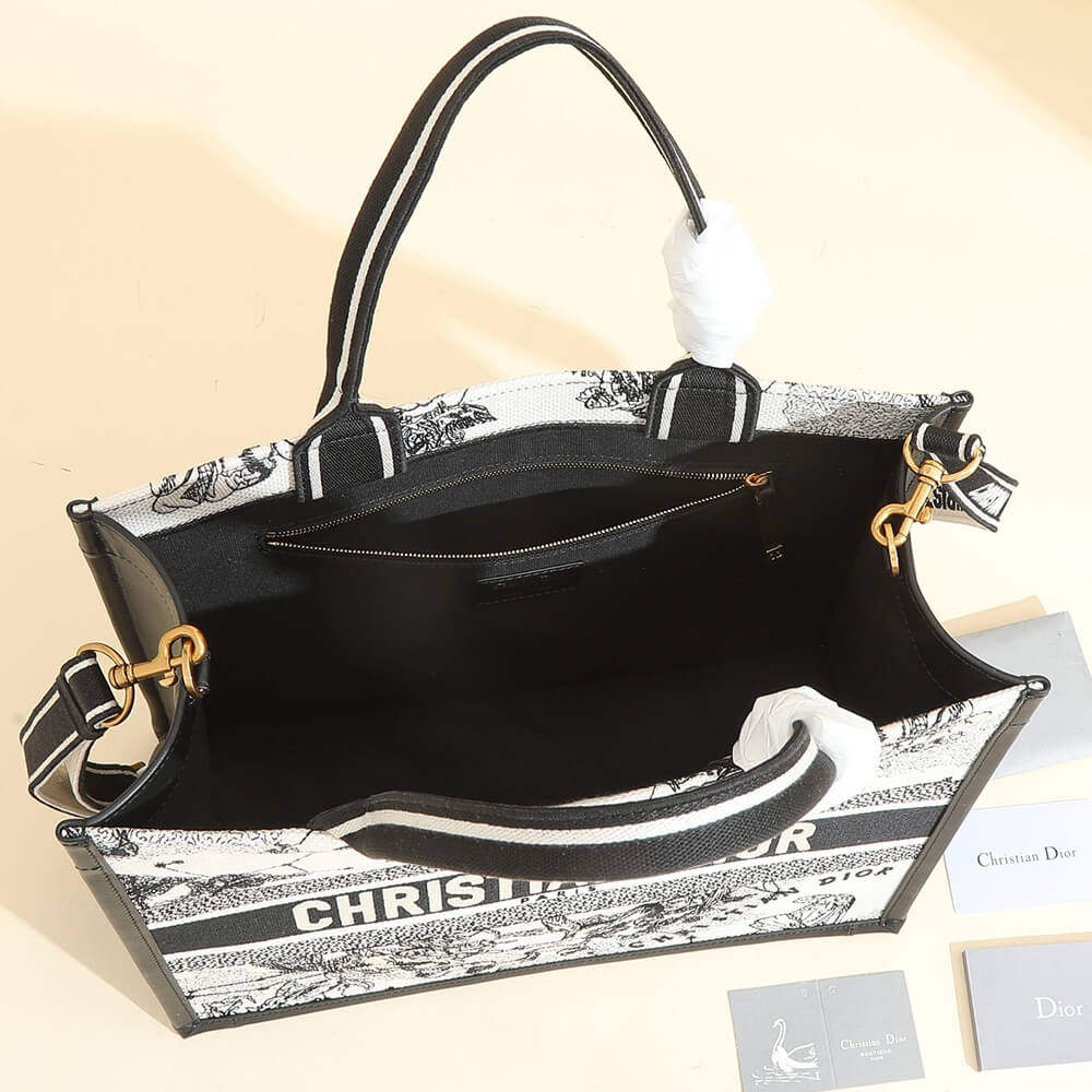 medium D*or book tote