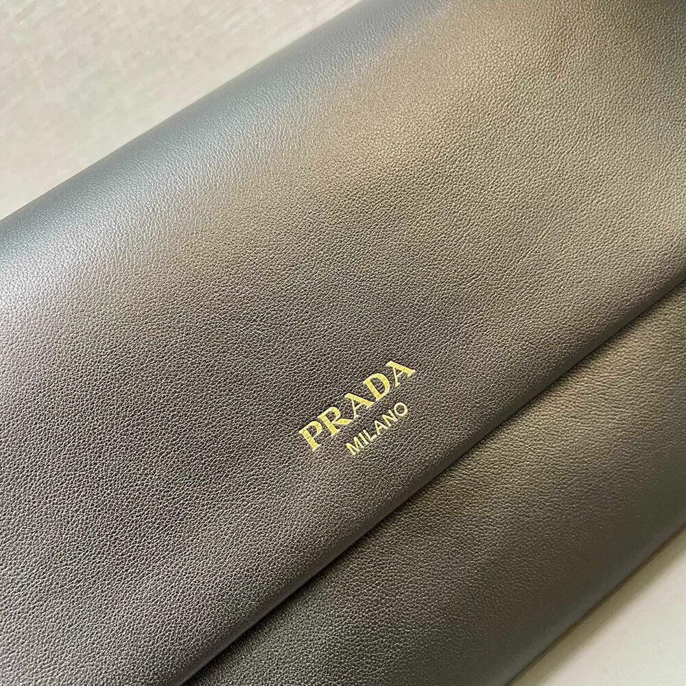 Pra*a medium leather shoulder bag (high-end grade)