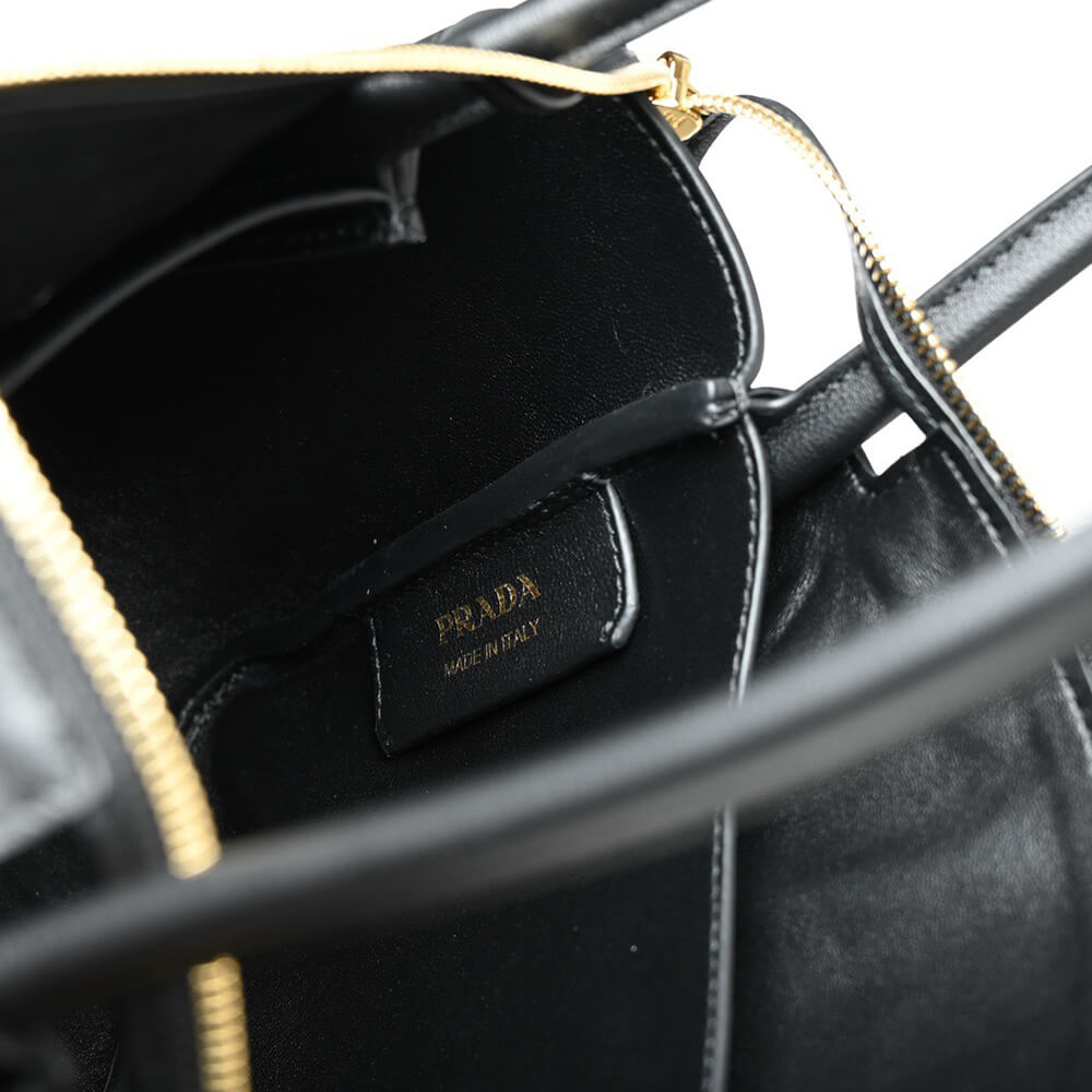 Pra*a medium leather handbag
