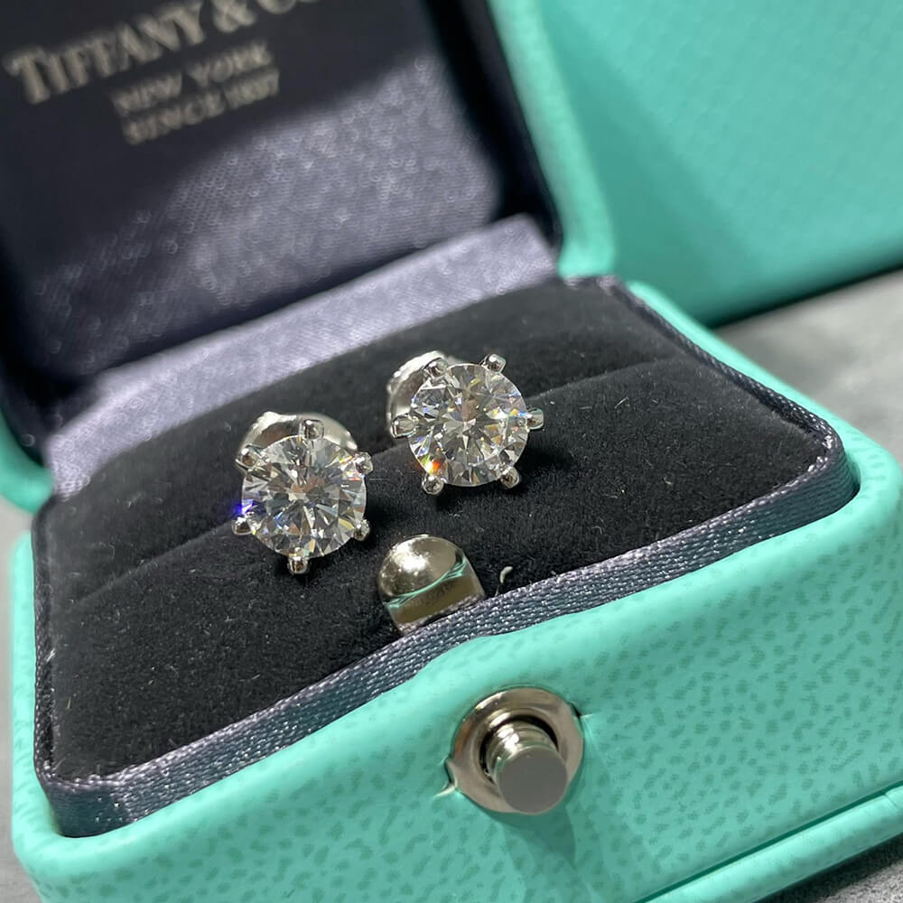 T*f*ny 6 claw diamond earrings
