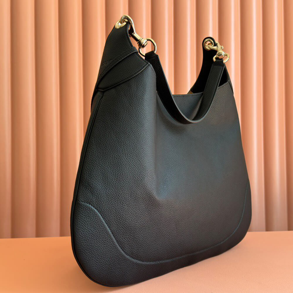 G*u*i b medium shoulder bag