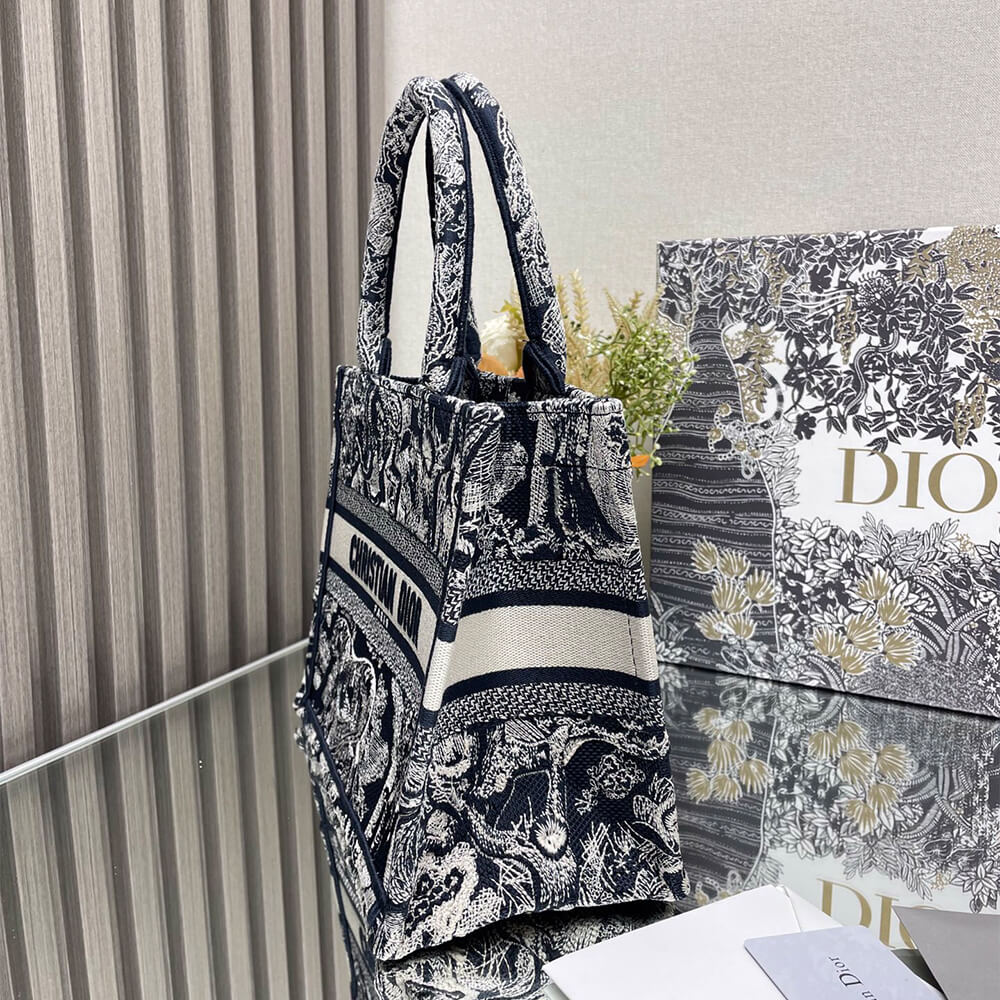 small D*or book tote