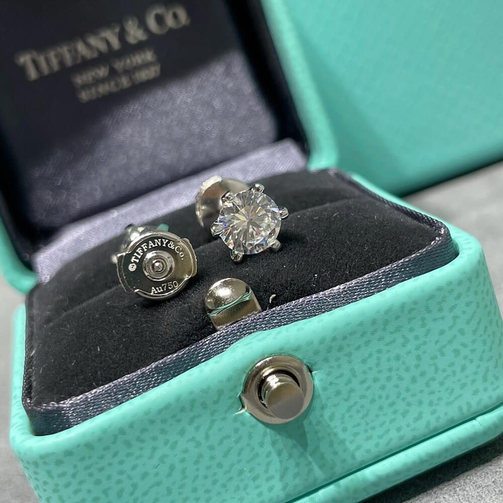 T*f*ny 6 claw diamond earrings
