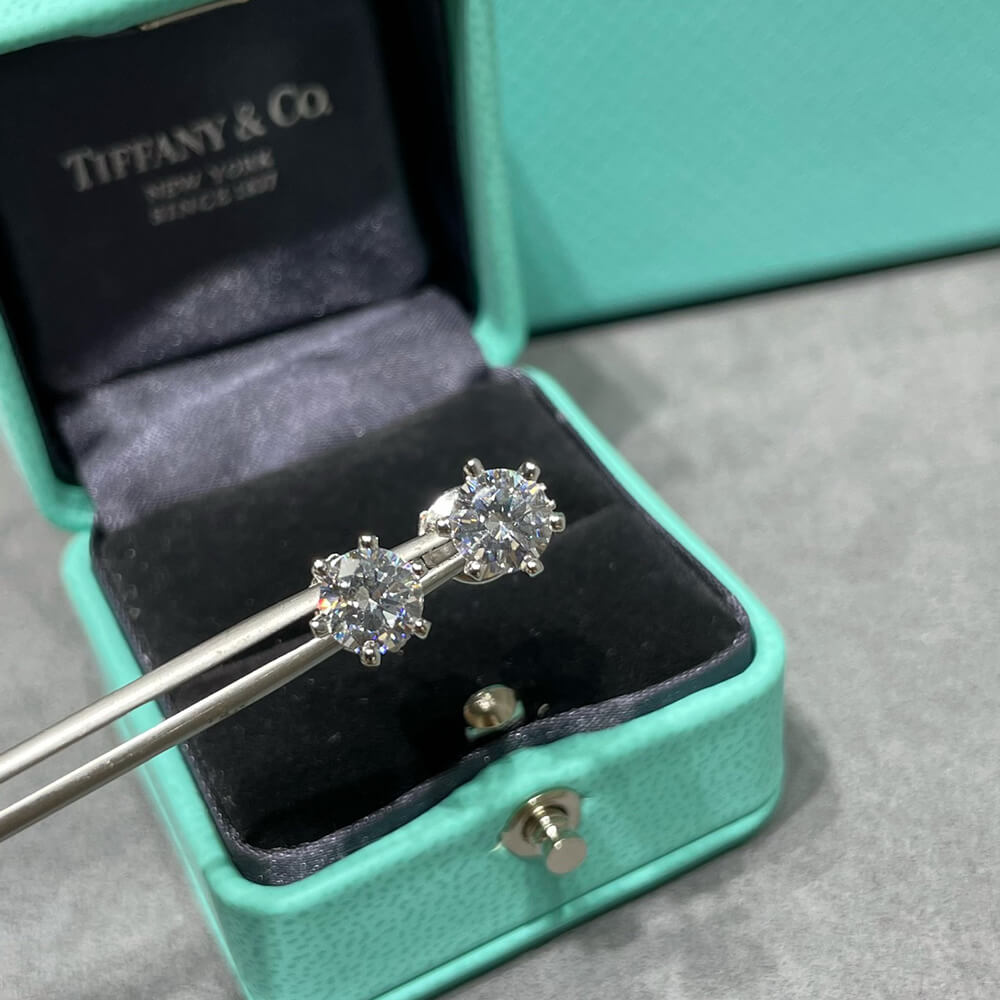 T*f*ny 6 claw diamond earrings