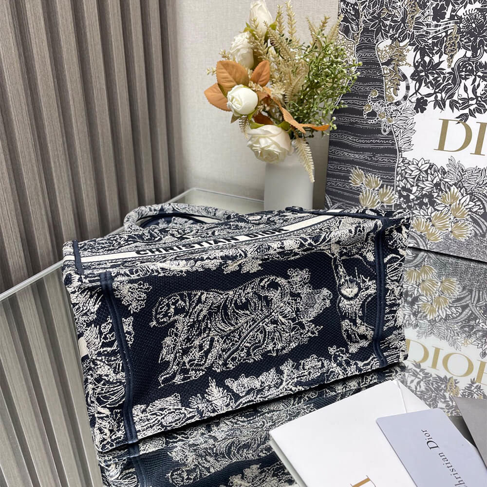 small D*or book tote
