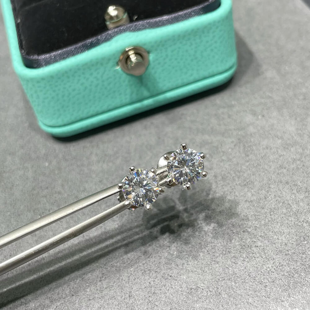 T*f*ny 6 claw diamond earrings
