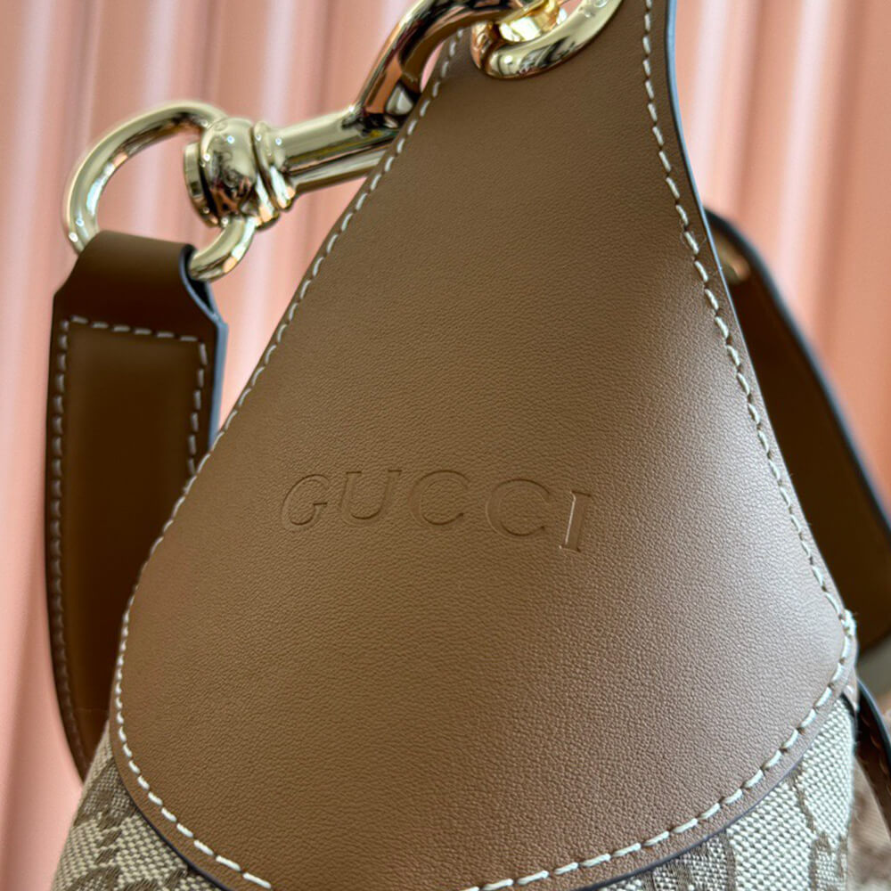 G*u*i b medium shoulder bag