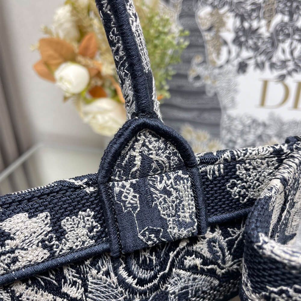 small D*or book tote