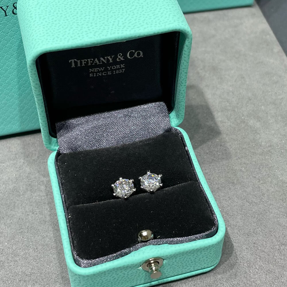 T*f*ny 6 claw diamond earrings