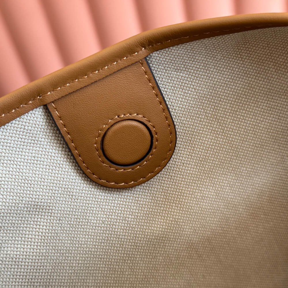 G*u*i b medium shoulder bag