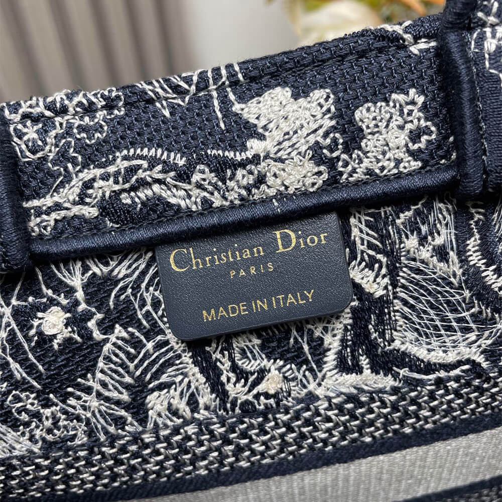 small D*or book tote