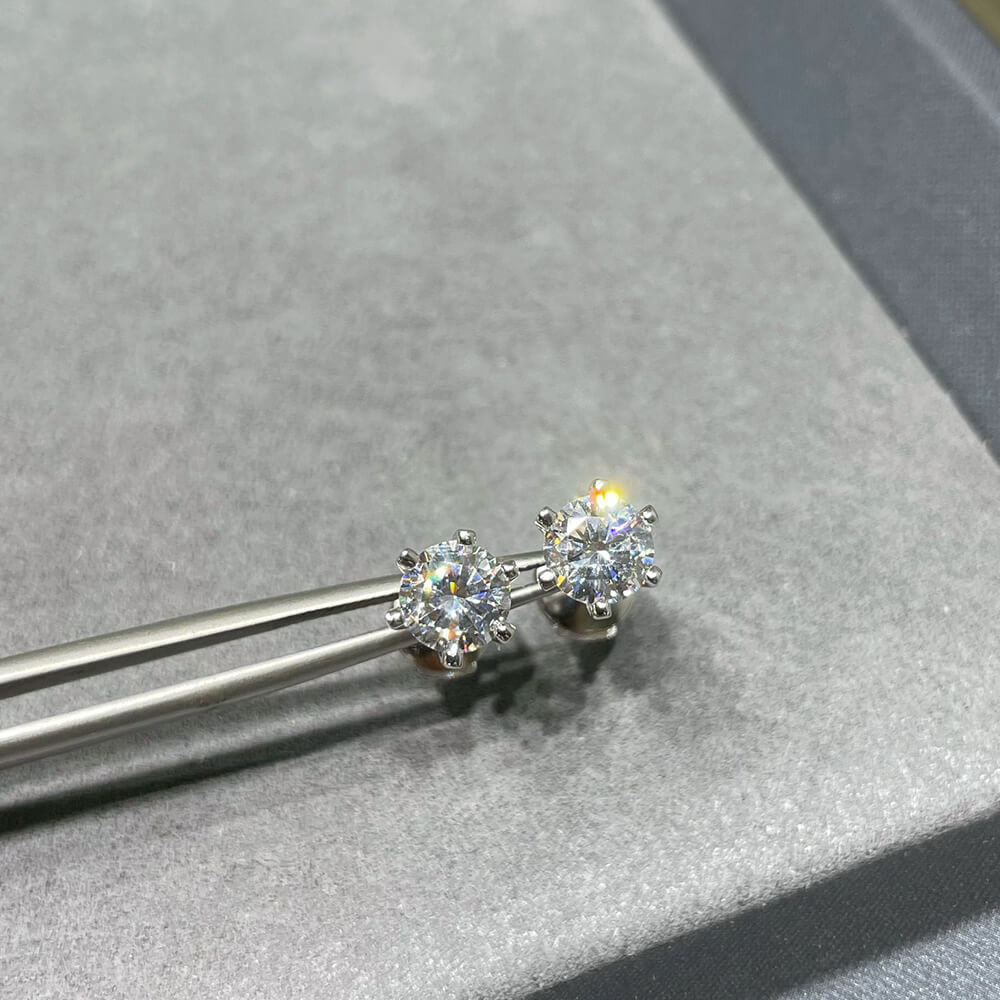 T*f*ny 6 claw diamond earrings