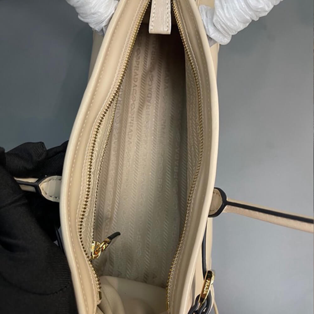 Pra*a medium leather handbag(high-end grade)