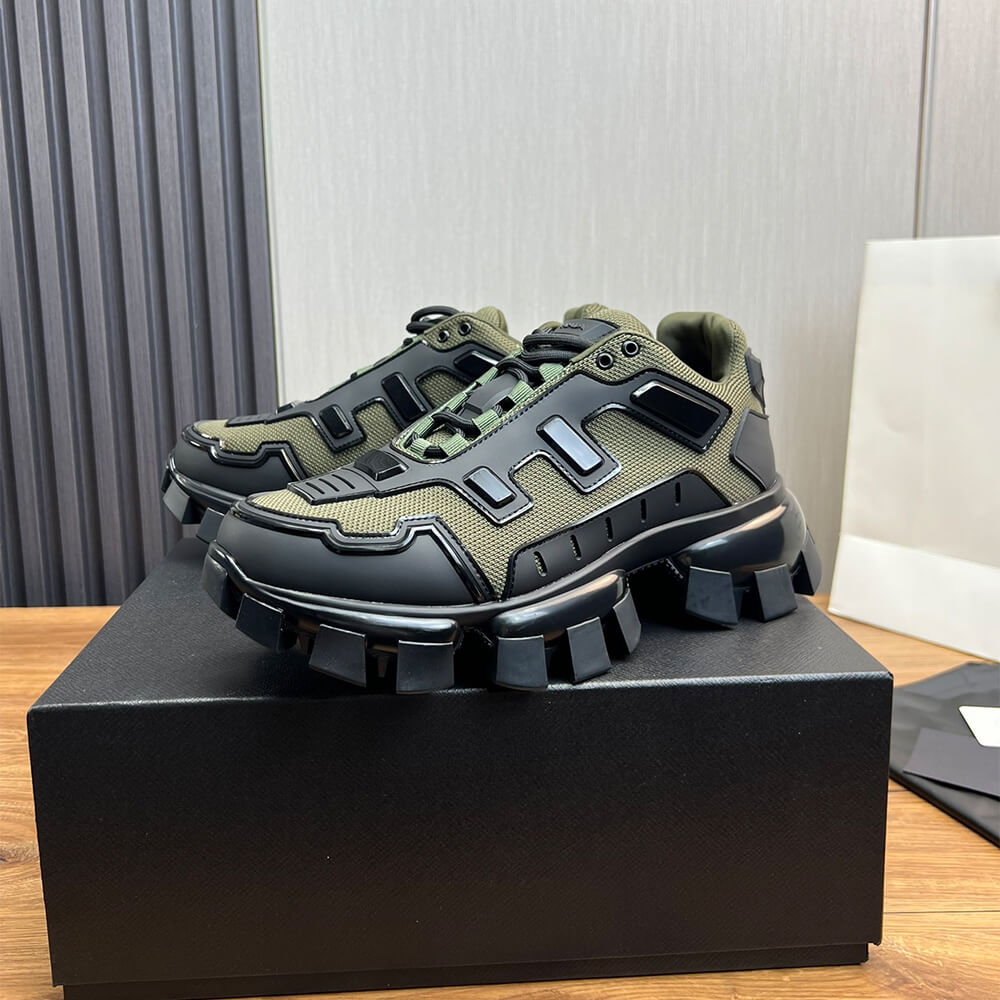 Thick-soled sneakers