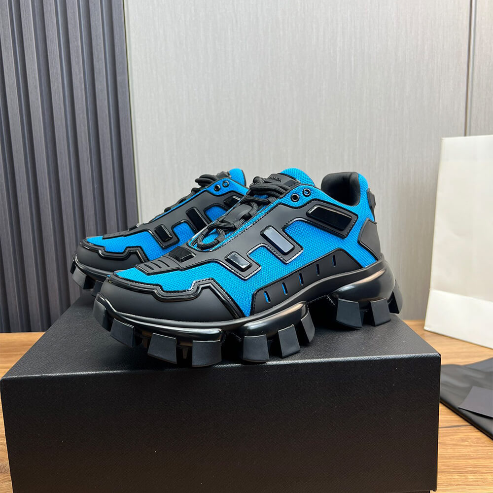 Thick-soled sneakers