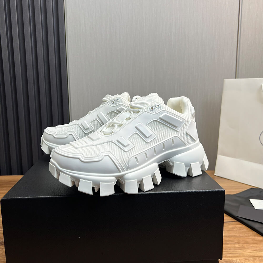 Thick-soled sneakers