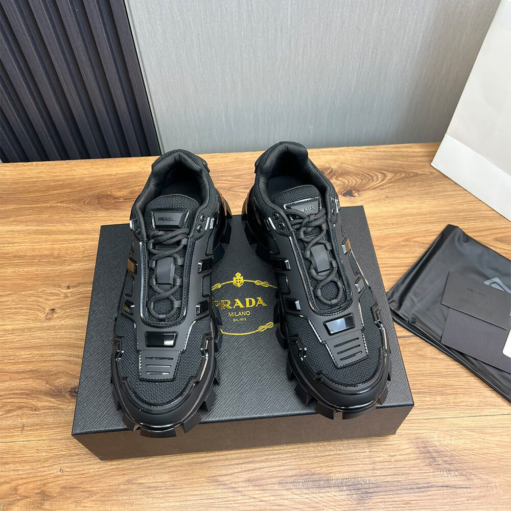 Thick-soled sneakers