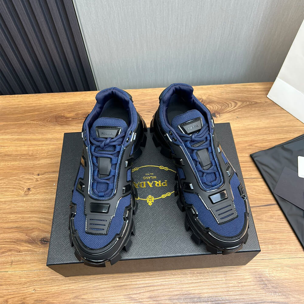 Thick-soled sneakers