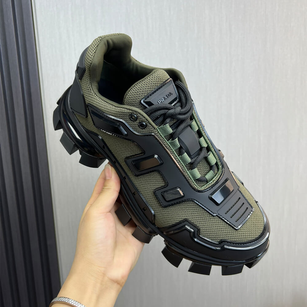 Thick-soled sneakers