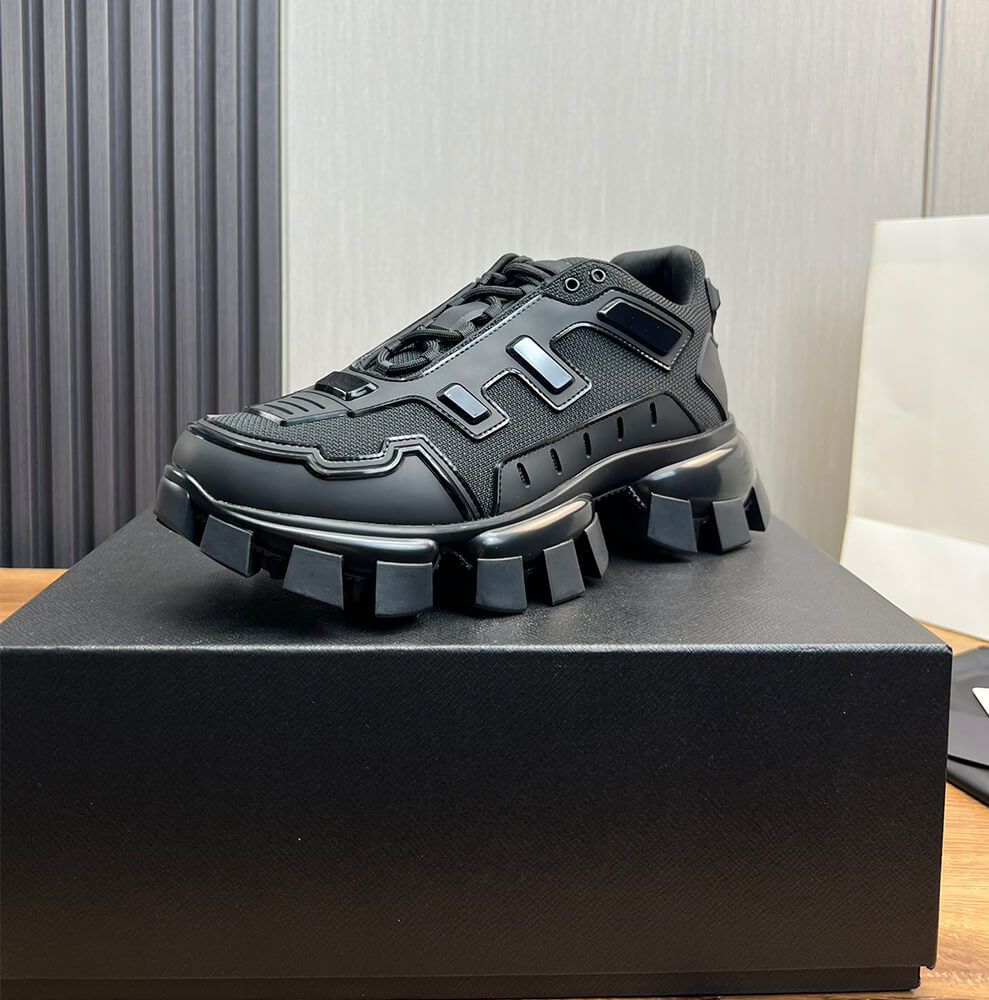 Thick-soled sneakers