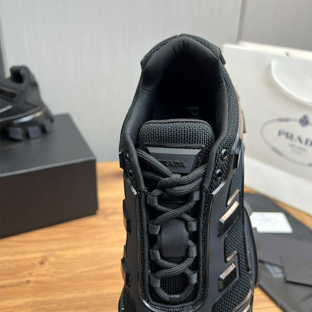 Thick-soled sneakers