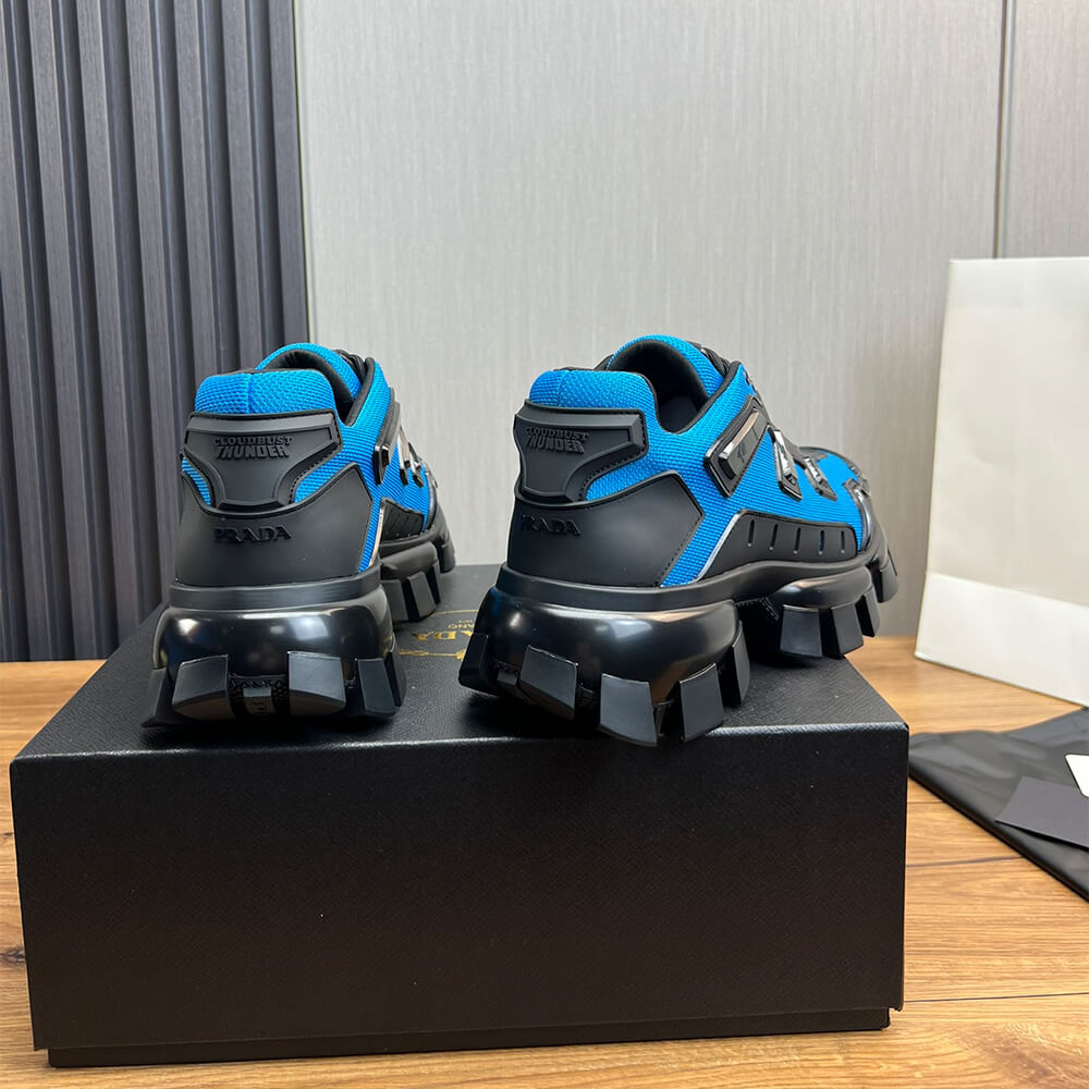 Thick-soled sneakers