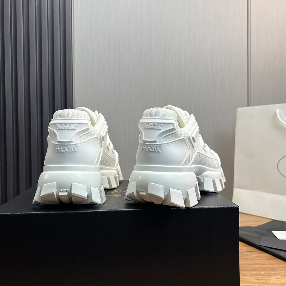 Thick-soled sneakers